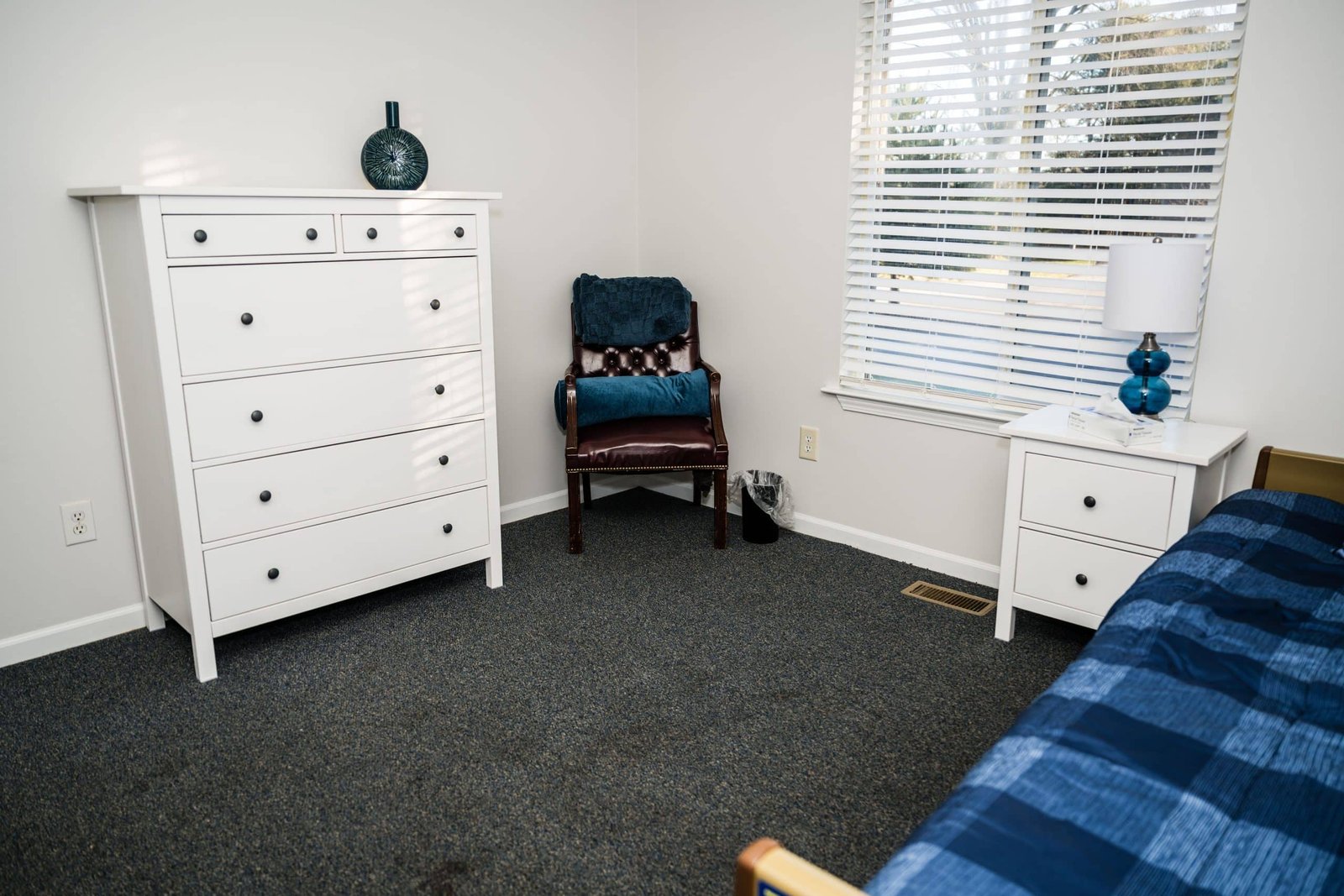 Memory Care vs. Nursing Home in Michigan: What Families Need to Know Before Choosing